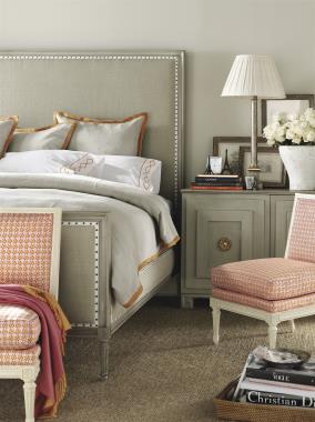 HC1555-10 Candler King Bed, HC1568-70 Tuxedo Chest and HC1507-23 Ansley Slipper Chair Room Scene