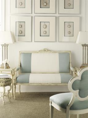 HC1515-30 Frederica Bench, HC1516-23 Alexandra Side Chair, HC1585-70 Antoinette Side Table and HC1612-30 Anastasia Bench Room Scene