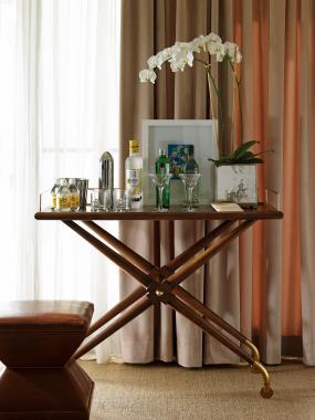 HC3345-70 Hackney Bar Cart with HC9502-29 Serge Ottoman Room Scene
